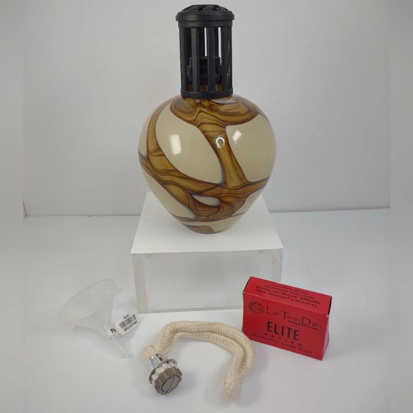 La Tee Da! Marble Cream and Brown Effusion Lamp with Wick New with Tags - Picture 2 of 15